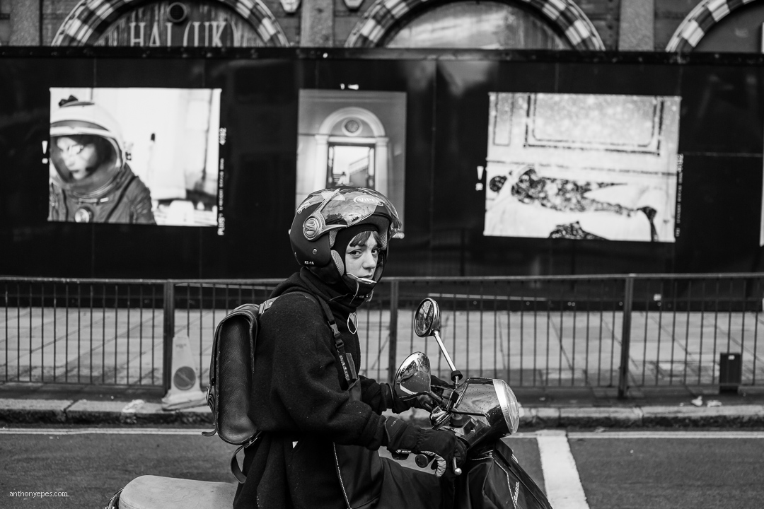 femme sur un portrait de rue de moto